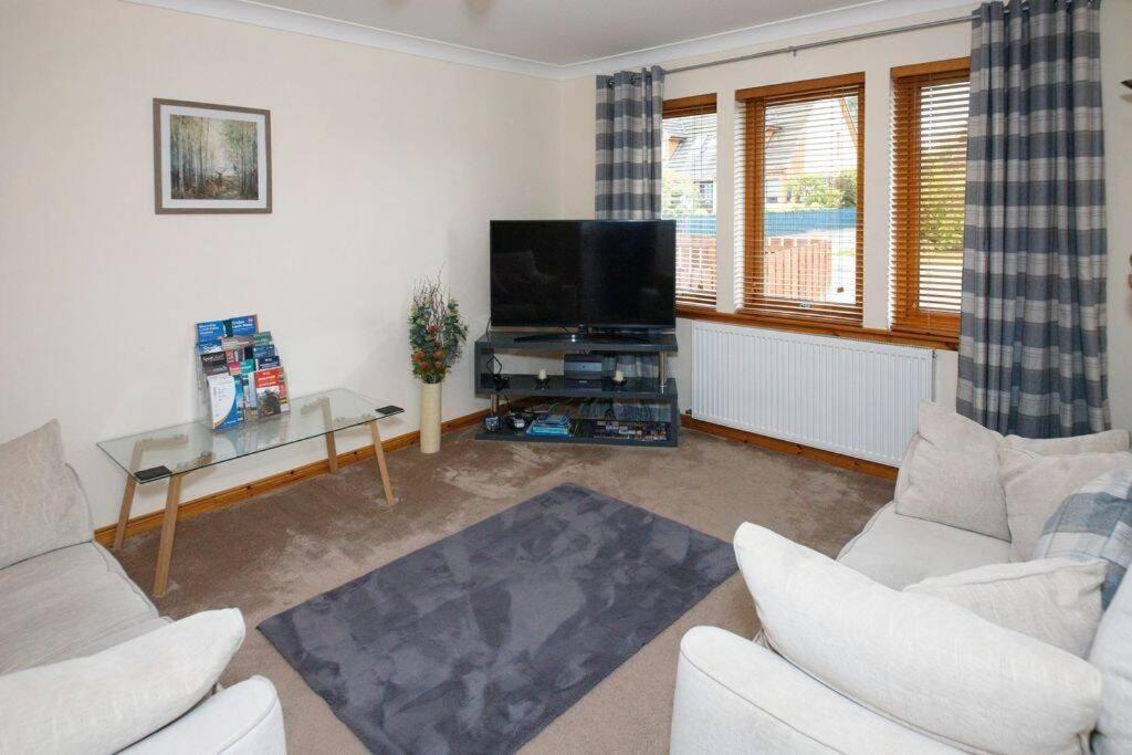 Modern 2 Bedroom Semi Detached House With Own Private Driveway Inverness Extérieur photo
