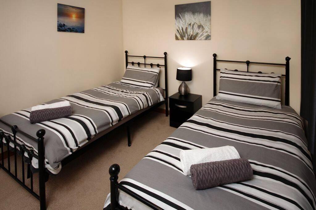 Modern 2 Bedroom Semi Detached House With Own Private Driveway Inverness Extérieur photo