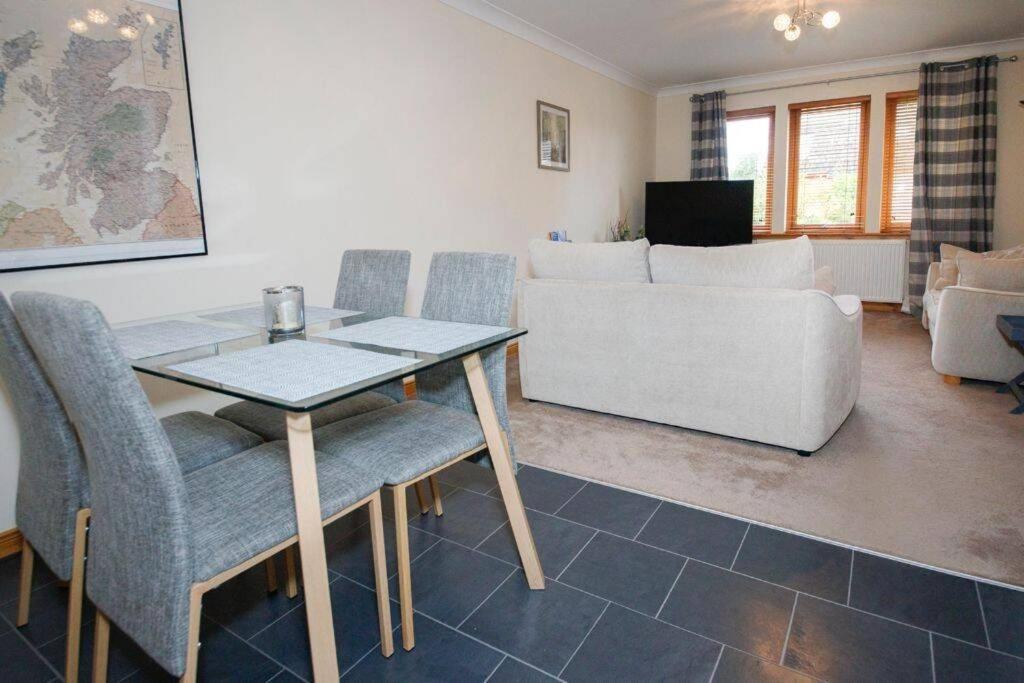 Modern 2 Bedroom Semi Detached House With Own Private Driveway Inverness Extérieur photo