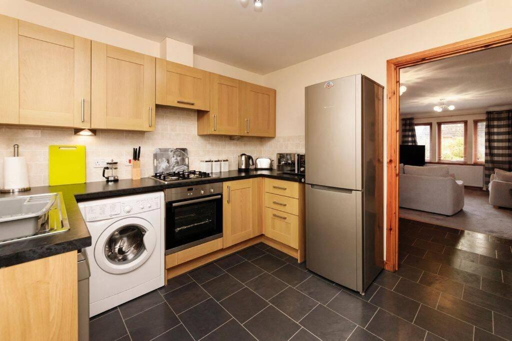 Modern 2 Bedroom Semi Detached House With Own Private Driveway Inverness Extérieur photo