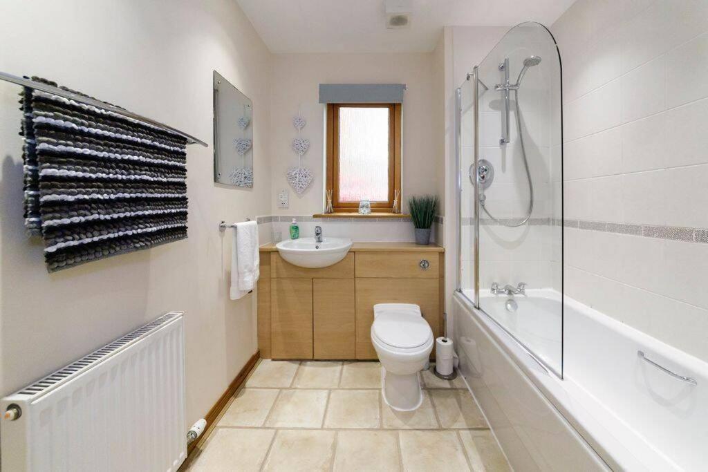 Modern 2 Bedroom Semi Detached House With Own Private Driveway Inverness Extérieur photo
